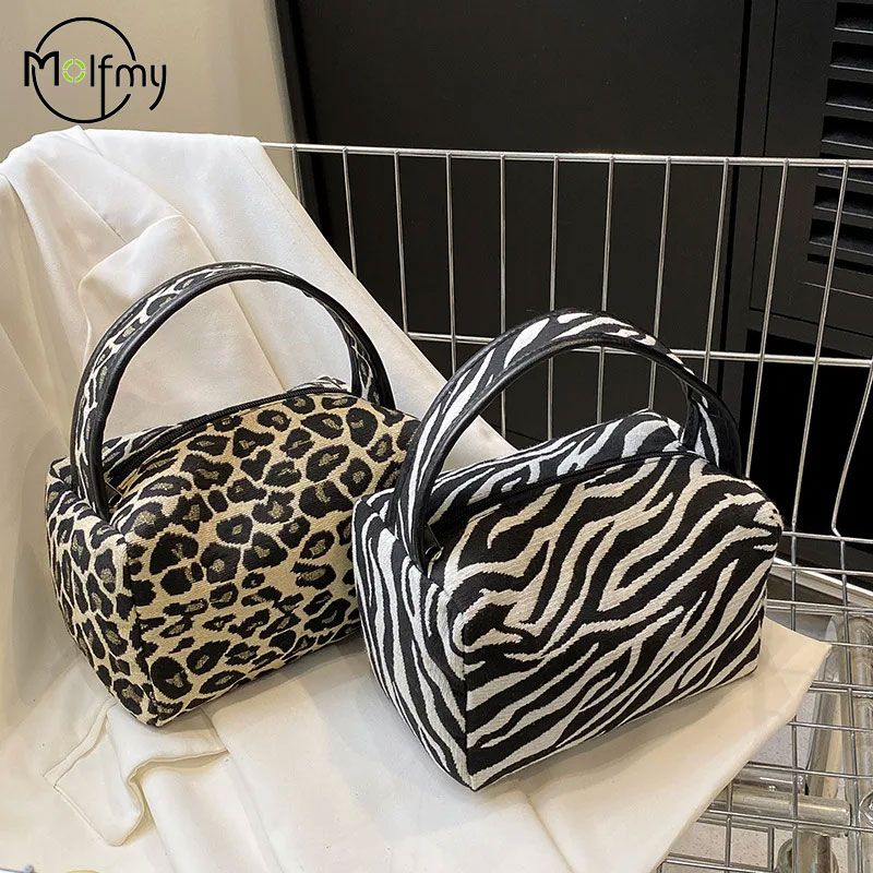 Luxury Skincare & Spa Reviews - Tas Makeup macan tutul, kantung kanvas